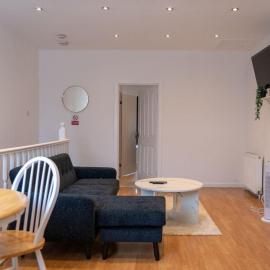 Apartment Sleeps 4 with WiFi & Garden