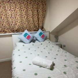 En-suit Double bedroom in Thornbury Bradford