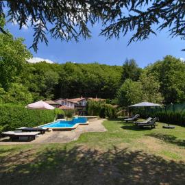 Villa Marina - Private Villa with Heated Pool - BBQ - Mountain View and Direct Access to Forest and River - Sleeps 10, hotel a Vidima