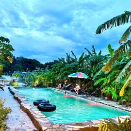 Rocky Mountain Ecolodge, hotel in Xuân Sơn