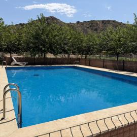 Granja escuela con bungalows Familias y grupos Parking privado gratuito, hotel in San Martín de la Vega