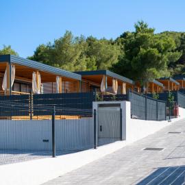 Camping Nevia - Mobile Home with Sea View & Shared Swimming Pool, hotel v destinácii Neviđane