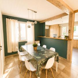 Beautiful house with garden, ideal for a large group, 9 chambres , 12 personnes, hotel in Margny-lès-Compiègne