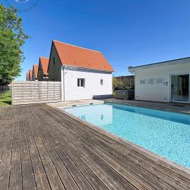 Les 5 Lodges du Château - Piscine & Jacuzzi, hotel in Marquise