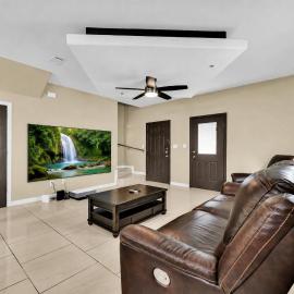 Relax & Enjoy In Our Spacious Townhome Getaway B, hotel in McAllen