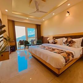 The Pine Woods - A Four Star Luxury Resort In Mussoorie Near JW Marriott, hotelli kohteessa Mussoorie