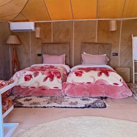 Desert Adventure Camp, hotel a Adrouine