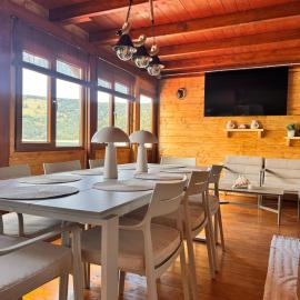 Holiday Bicaz Bungalows On The Lake, מלון בביקאז