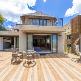 Beachfront villa by M&H, hotel a Tamarin