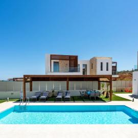 Lux Villa Nymphes Dioni, 30m from beach with Pool, BBQ and Play Area، فندق في Stavromenos