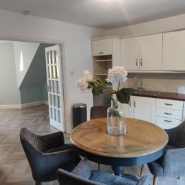 Five Acres Wicklow Holiday Home, hotel i Brittas Bay