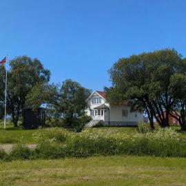 Borghildstua Feriehus Romslig feriehus med panoramautsikt mot havet og Lofotfjellene, hotel Melbuben