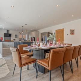 Pool Table, En-suites, Private Parking & 20 Mins from Town