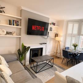 NEW! 2 bedroom Flat, Free Parking, PS5 and Netflix, ideal for professionals, relocators and families 1 minute to the centre and station, hotel in Richmond upon Thames