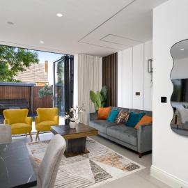 4 Bedroom Luxury House - Sleeps 10 - Private Road - Free Parking incl Vans
