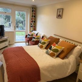 Spacious two bedroom ground floor apartment with free parking - Meriden Solihull - Close to NEC, hotel Meridenben