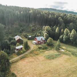 Sfeervol vakantiehuis met waterzicht in Värmland، فندق في Segenäs
