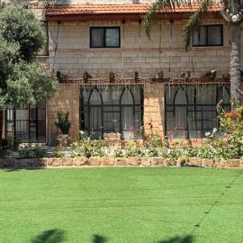 Elegant Villa with Jacuzzi & spacious garden, hotel en Acre