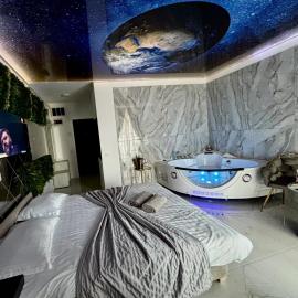 R U B I room by 50 shades