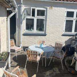 Charmerende byhus i Skipperkvarteret i Marstal med 3 soveværelser، فندق في Marstal