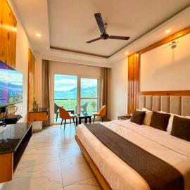 Pine View Luxury Resort With Mountain View & Premium Rooms Mussoorie, khách sạn ở Mussoorie