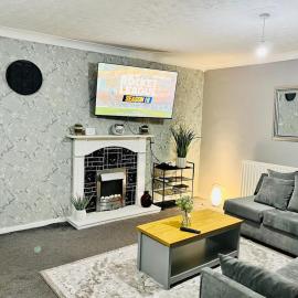 3 Bedroom Modern and Spacious Home Free Parking and WiFi