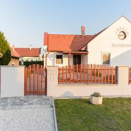 BONI Apartmanok, hotel in Hegykő