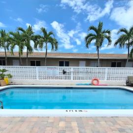 Charming Condo - Pool, Minutes to Beach, hotel in Pompano Beach