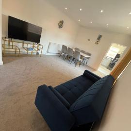 Spacious 3-Bedroom Home with 8-sleep in Wigan