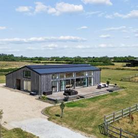 Secluded contemporary barn in expansive gardens - Pass the Keys