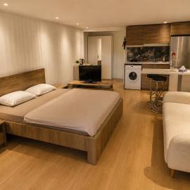 2 Beds Studio Apartment With Free Parking, Private Garden & Entrance Near Metro Garden