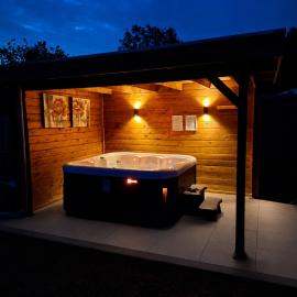 Woning met voorverwarmde, overdekte jacuzzi in de tuin