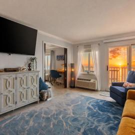Oceanfront Beach Condo, Pool, Gym, Fishing Surfing, hotel in Virginia Beach