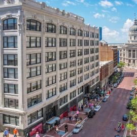 Apartment Downtown Indianapolis with Direct Access to Convention Center