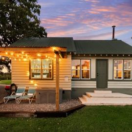 Cedar Nest - Lakefront Cabin Retreat, hótel í Madill
