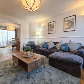 Spacious 3Bed Home - Contractor - Driveway - Sleeps 5