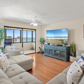 Oceanfront Penthouse 11b, hotel in Ormond Beach