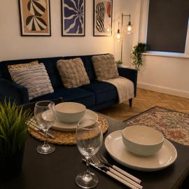 City Center Modern and stylish three bedroom home , perfect for work , leisure and contractors ,8 mins walk to Newcastle city Center, Newcastle stadium and Newcastle University , Free parking Fast WiFi, conveniently located both short stay and long, Hotel in Elswick