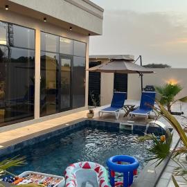 Itlalat Roeya chalet، فندق في بركاء