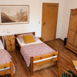 Sei hier Gast - FEWO 3 Ferienwohnung im Gesindehaus Warmsdorf, zentral zwischen Aschersleben, Bernburg und Staßfurt, Hotel in Güsten