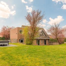 12P 5B Spacious villa near IJsselmeer and forest, hotel in Rijs