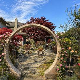 Zen Garden Escape 2BR near YVR, Hotel in Richmond