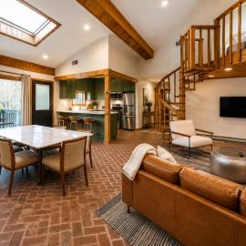 The Haüs Windham - Spacious Suites, Hot Tub, Mountain Views!, hotel u gradu 'Windham'