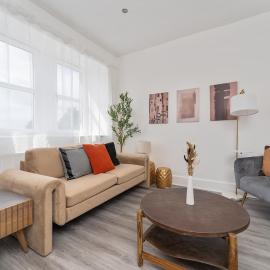 Johnstone 3BR Spacious flat with free Parking