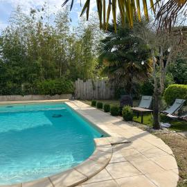 Villa et visite du vignoble et Piscine, hotel in Nuits-Saint-Georges