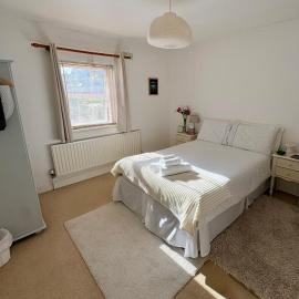 Peaceful Spacious Double Room in Warm Friendly Home, hotel in Wexford