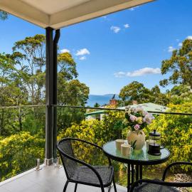 Treetops-Large Home 9km to CBD Sleeps 10