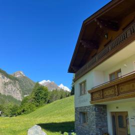 Ferienhaus Alpenblick, ganzes Ferienhaus, 5 Zi, 4 Bäder, gratis Parkplatz, Sonnenterrasse, hotel in Heiligenblut