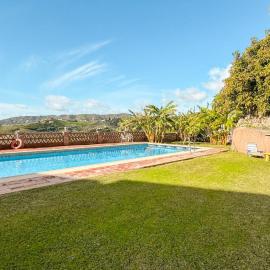 Las Huertas 12, Modern 2 bed Apartment with pool