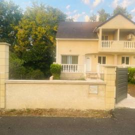 Maison 105 m2 rez de jardin 3 chambres à la campagne, hotel v mestu Varetz